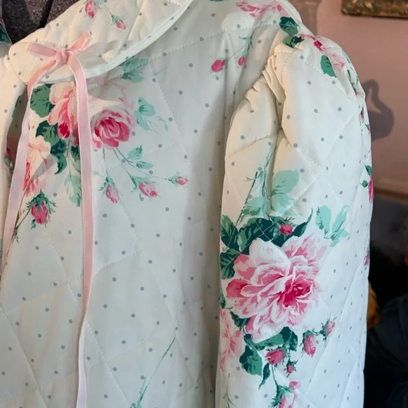 Past Season Selkie The House Coat in Roses and White Quilted Fabric. Fabulous! - Picture 5 of 9